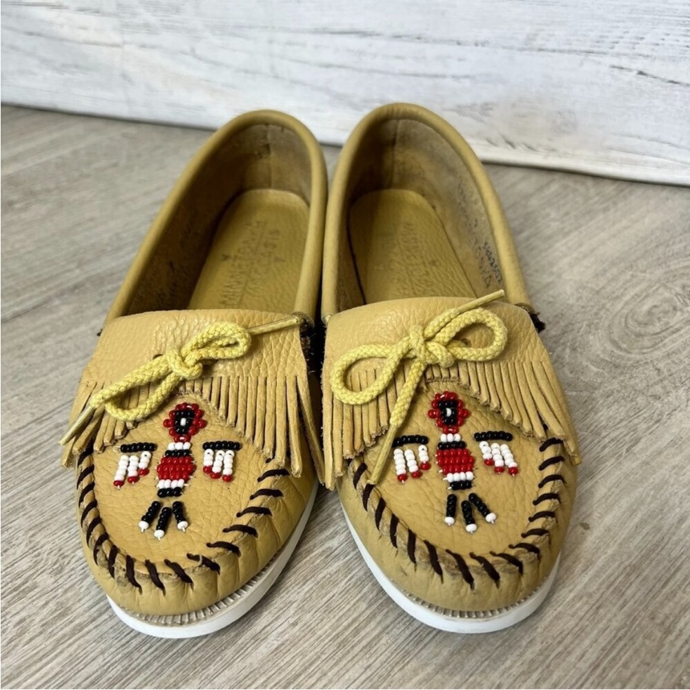 Minnetonka Moccasins Womens Size 7 Beige Beaded Thunderbirds Bow Flats Natural